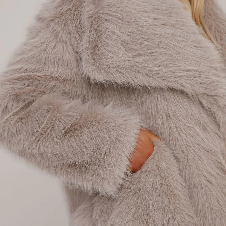 Oversized Cropped Jacket with Collar Detail in Mink Faux Fur – Chic Winter Layer