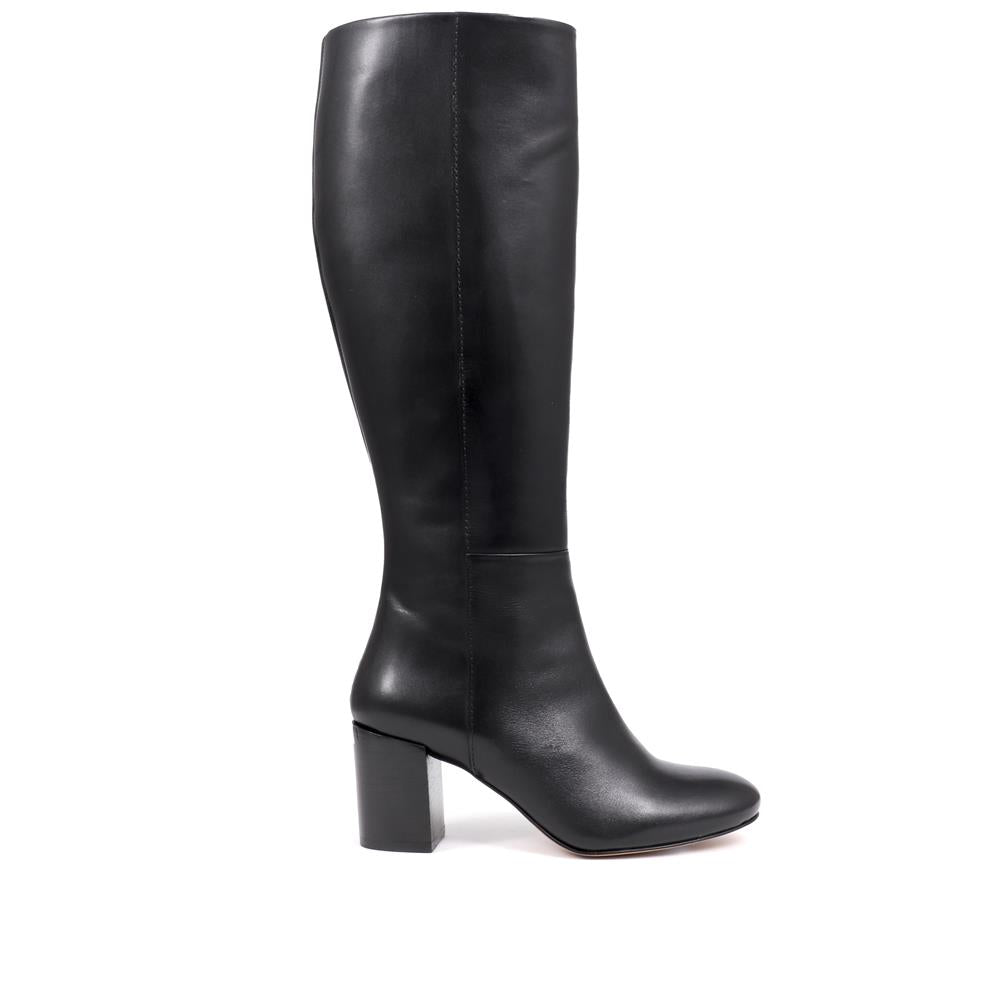 Long M Leather Boots – Sleek, Comfortable Footwear for Everyday Wear