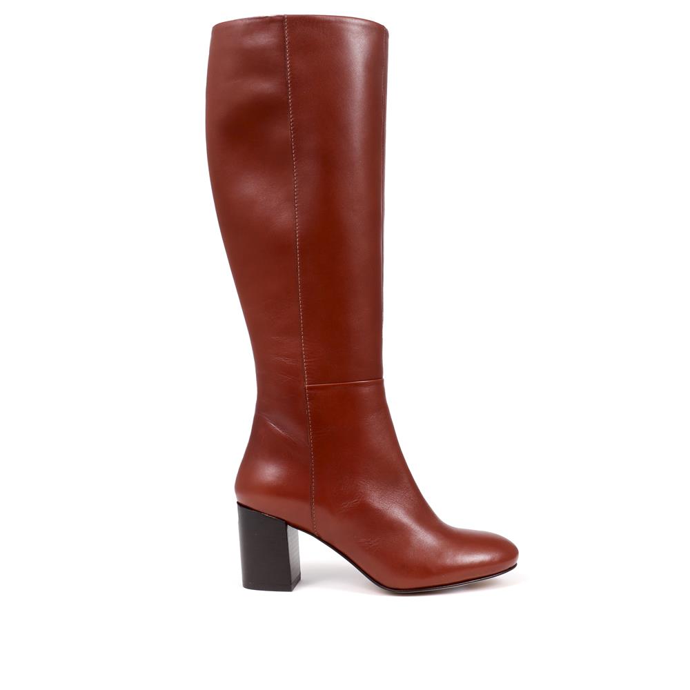 Long M Leather Boots – Sleek, Comfortable Footwear for Everyday Wear