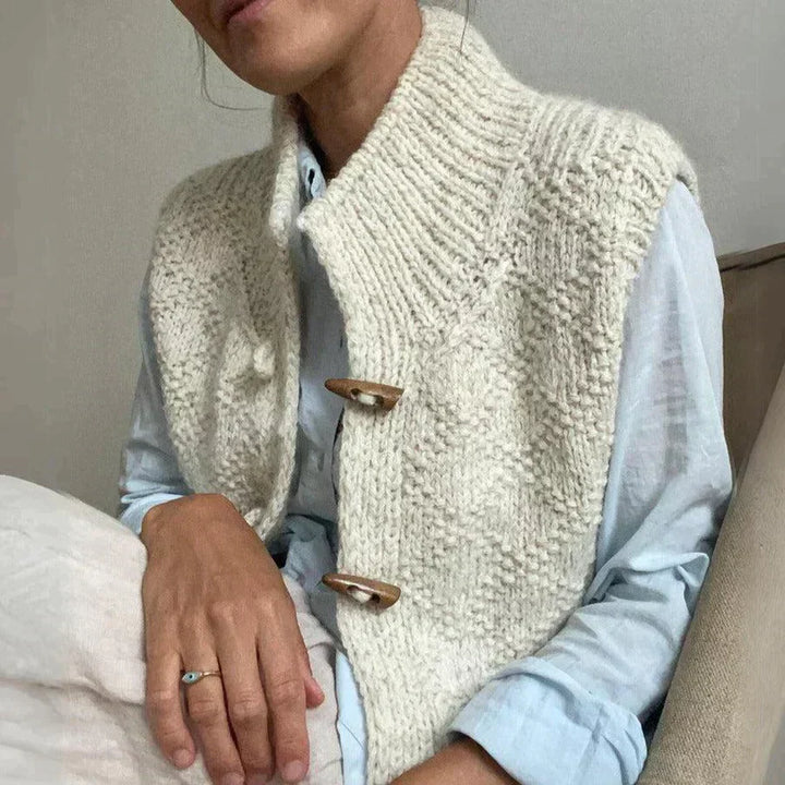 Elegant wool cardigan with buttons