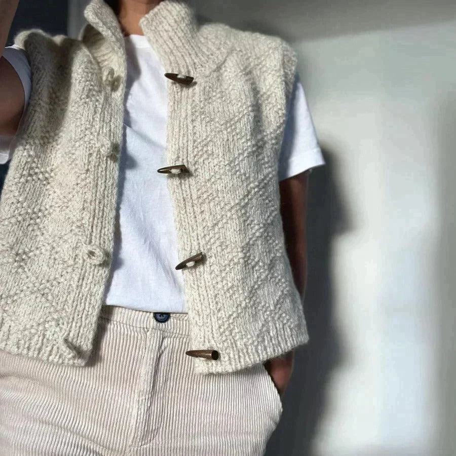 Elegant wool cardigan with buttons